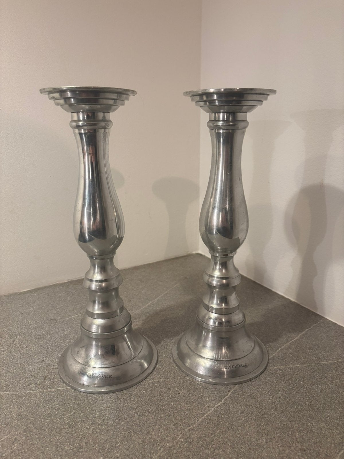 2 Kandelaars Riverdale zilverkleurig 33 bij 13 cm, Huis en Inrichting, Ophalen, Riverdale, Zo goed als nieuw, Metaal