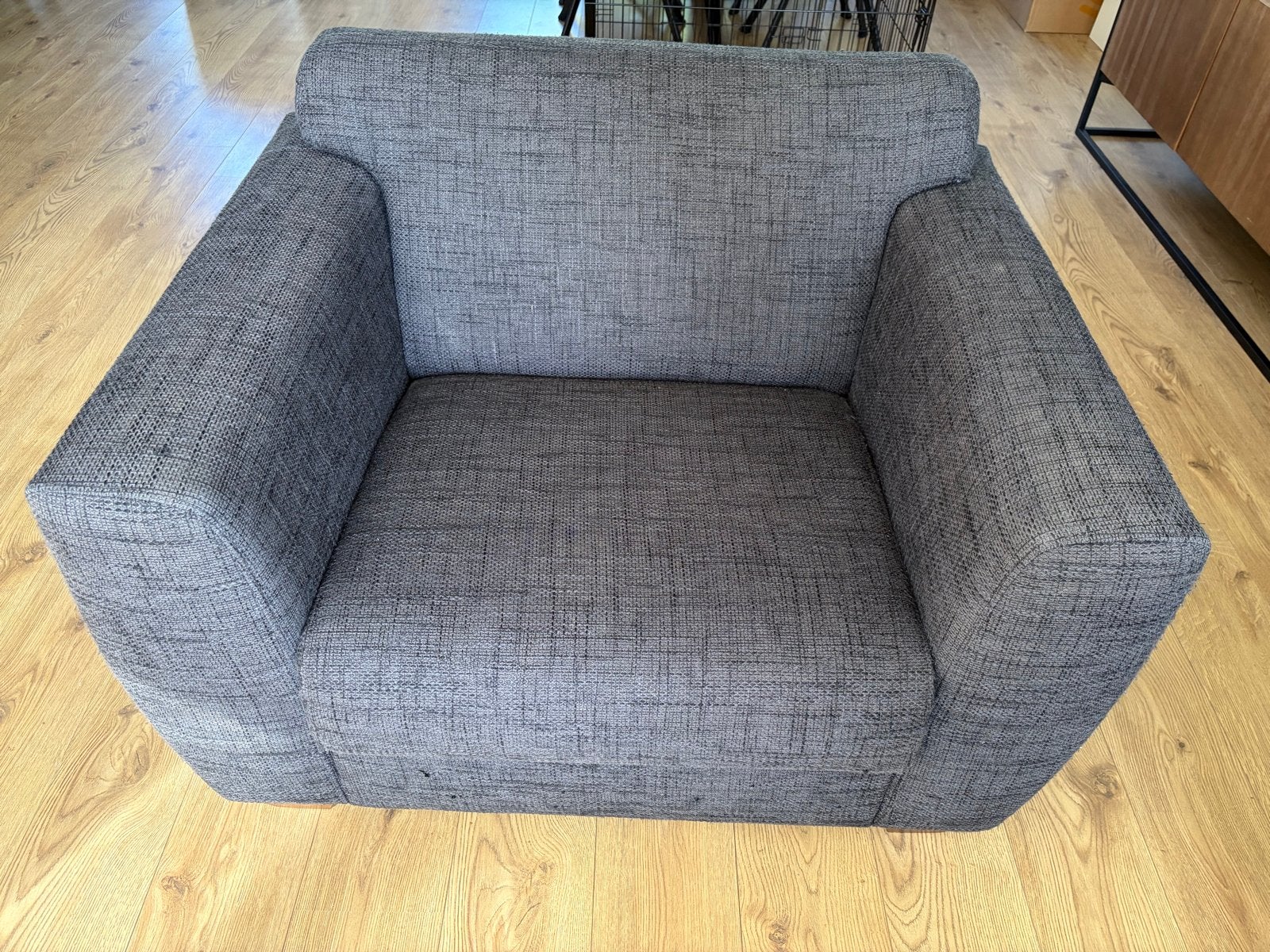 Comfortabele zwarte fauteuil, Ophalen, Zo goed als nieuw, Stof, 75 tot 100 cm