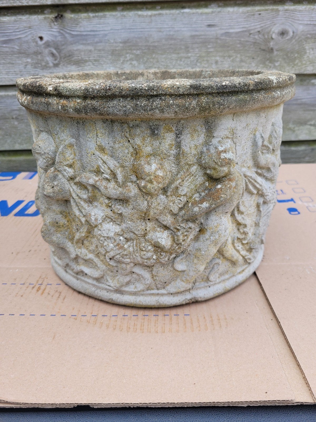 Antieke Neo-klassieke Bloembak met Cherubijnen, Tuin en Terras, Bloembakken en Plantenbakken, Ophalen, Steen, Gebruikt, Minder dan 60 cm