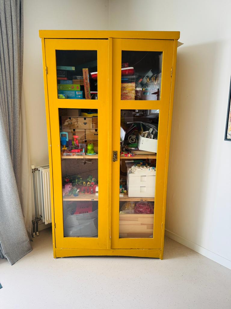 Vintage Van Dijk & Co vitrinekast | mosterdgeel, Huis en Inrichting, Ophalen, 50 tot 100 cm, Zo goed als nieuw, 150 tot 200 cm