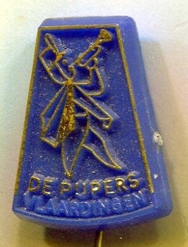 De Pijpers Vlaardingen goud op blauw plastic speldje( M_200), Verzamelen, Verzenden, Zo goed als nieuw, Merk, Speldje of Pin