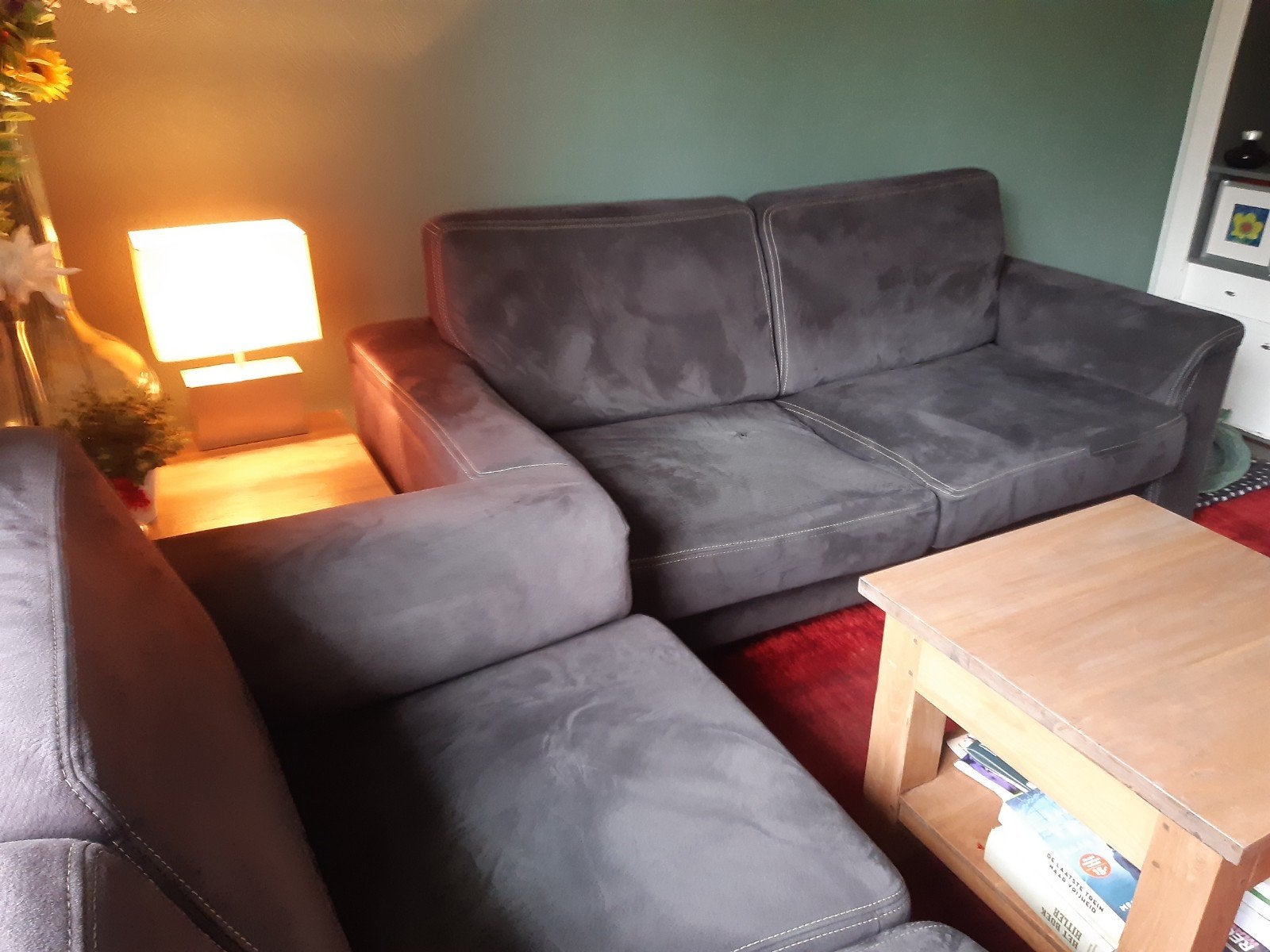Comfortabele 2-zits en 2.5-zits banken in donkerbruin suède, Huis en Inrichting, Ophalen, Gebruikt, Overige maten, 150 tot 200 cm