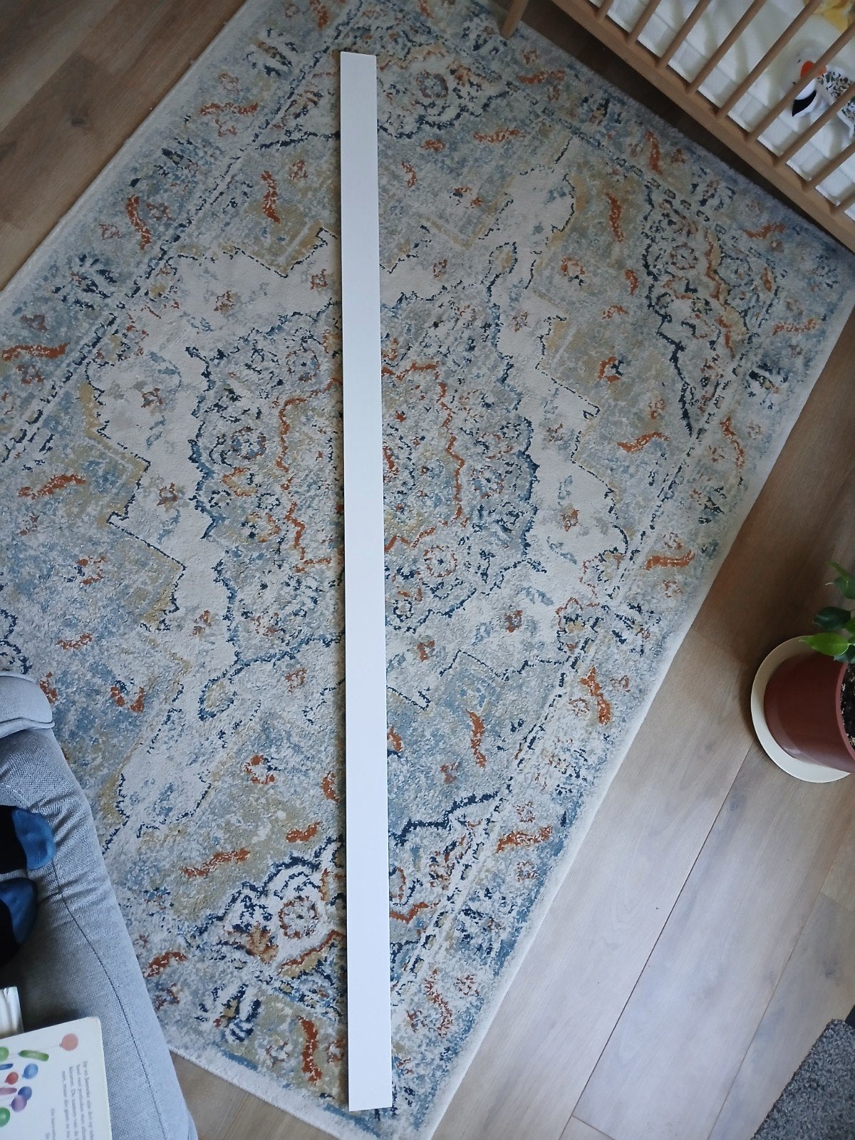 Witte voorgelakte MDF plint 182,8 cm met kabeluitsparing, Doe-het-zelf en Verbouw, Plinten en Afwerking, Ophalen, Zo goed als nieuw