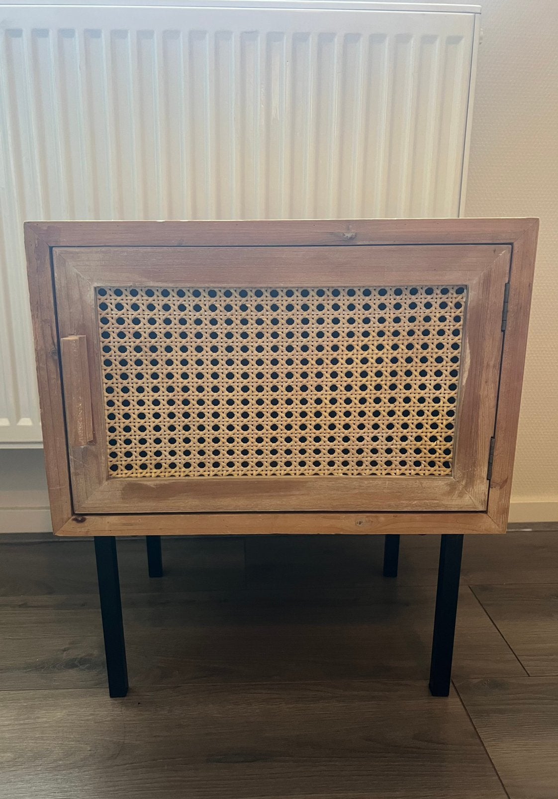 Nachtkastje Xenos hout met metalen pootjes, Huis en Inrichting, Slaapkamer | Nachtkastjes, Ophalen, Gebruikt, Minder dan 45 cm