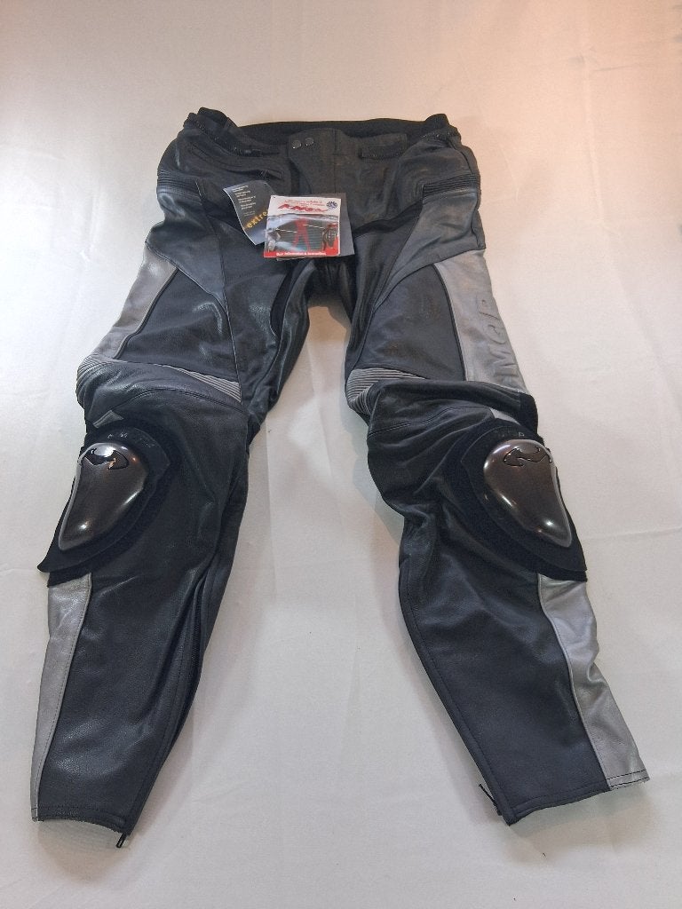MQP leren motorbroek maat 54 zwart grijs met knieprotectie, Nieuw met kaartje, Broek | leer, MQP, Heren