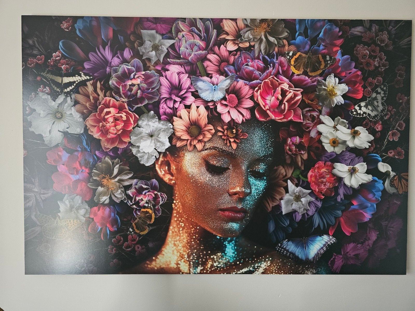Schilderij Vrouw met Bloemen en Vlinders, Figuren, Op houten frame, Ophalen of Verzenden, Print