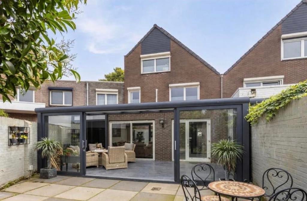 Moderne Veranda met Glazen Schuifwanden en Verlichting., Tuin en Terras, Overkappingen, Ophalen, Gebruikt, Veranda