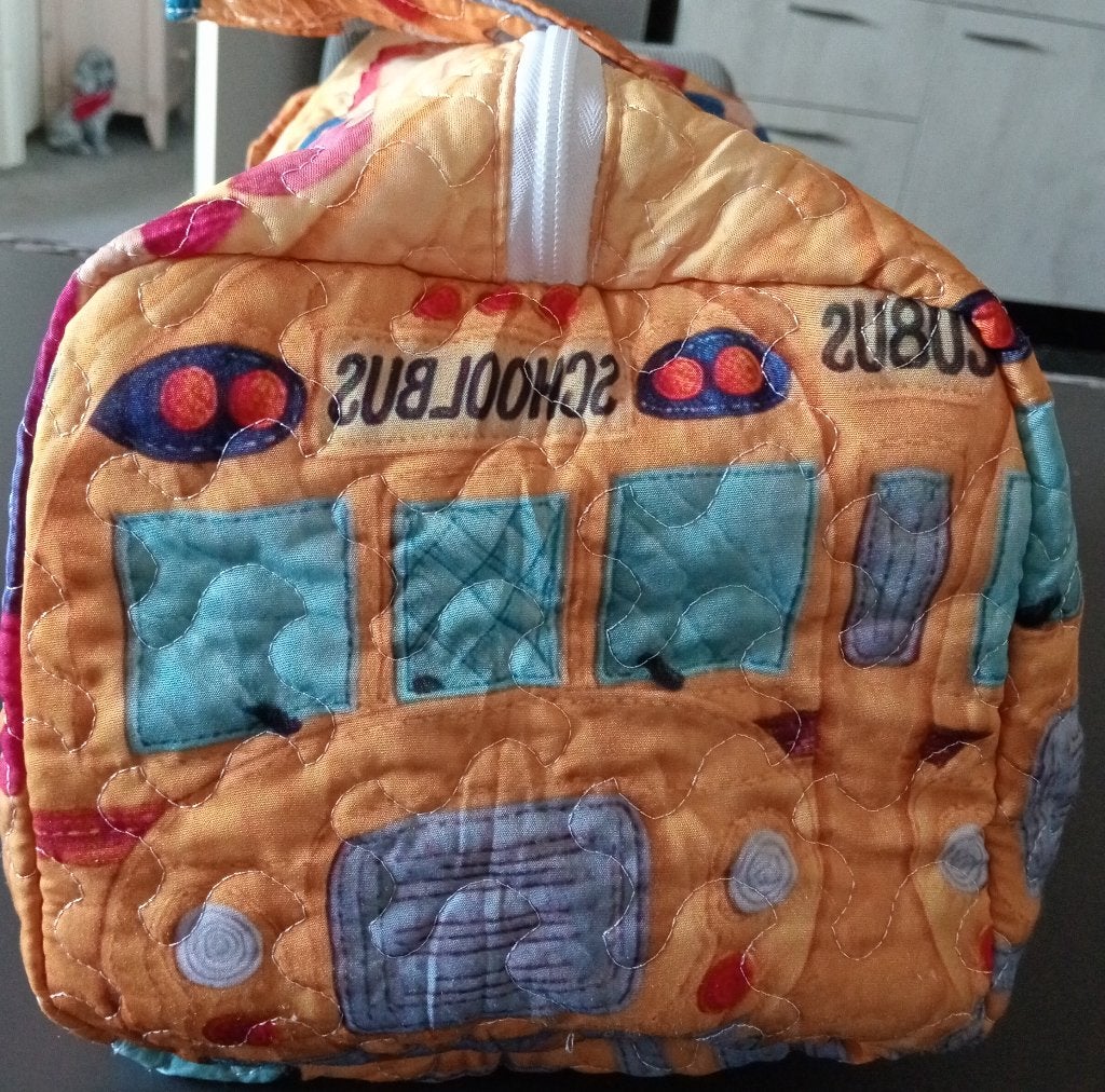VINTAGE TAS IN DE VORM SCHOOLBUS MET GEKLEURDE POTLODEN, Ophalen of Verzenden, Zo goed als nieuw, Schoudertasje