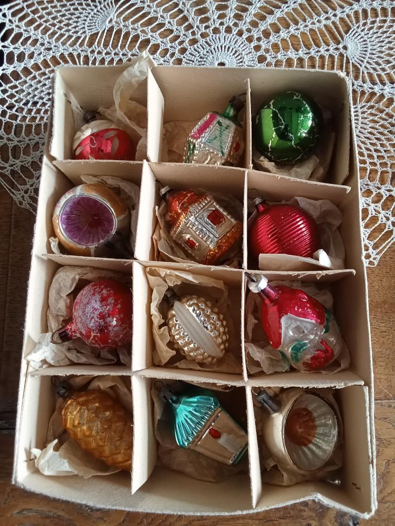 doos 11 bestaat uit 12 oude glazen kerstballen, Diversen, Kerst, Gebruikt, Ophalen of Verzenden