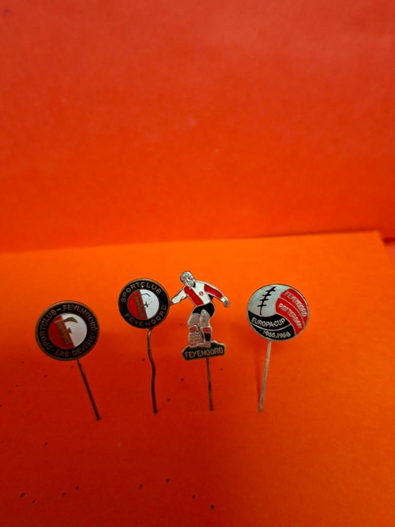 4 speldjes FEYENOORD  voetbal, Ophalen of Verzenden, Gebruikt, Sport, Speldje of Pin