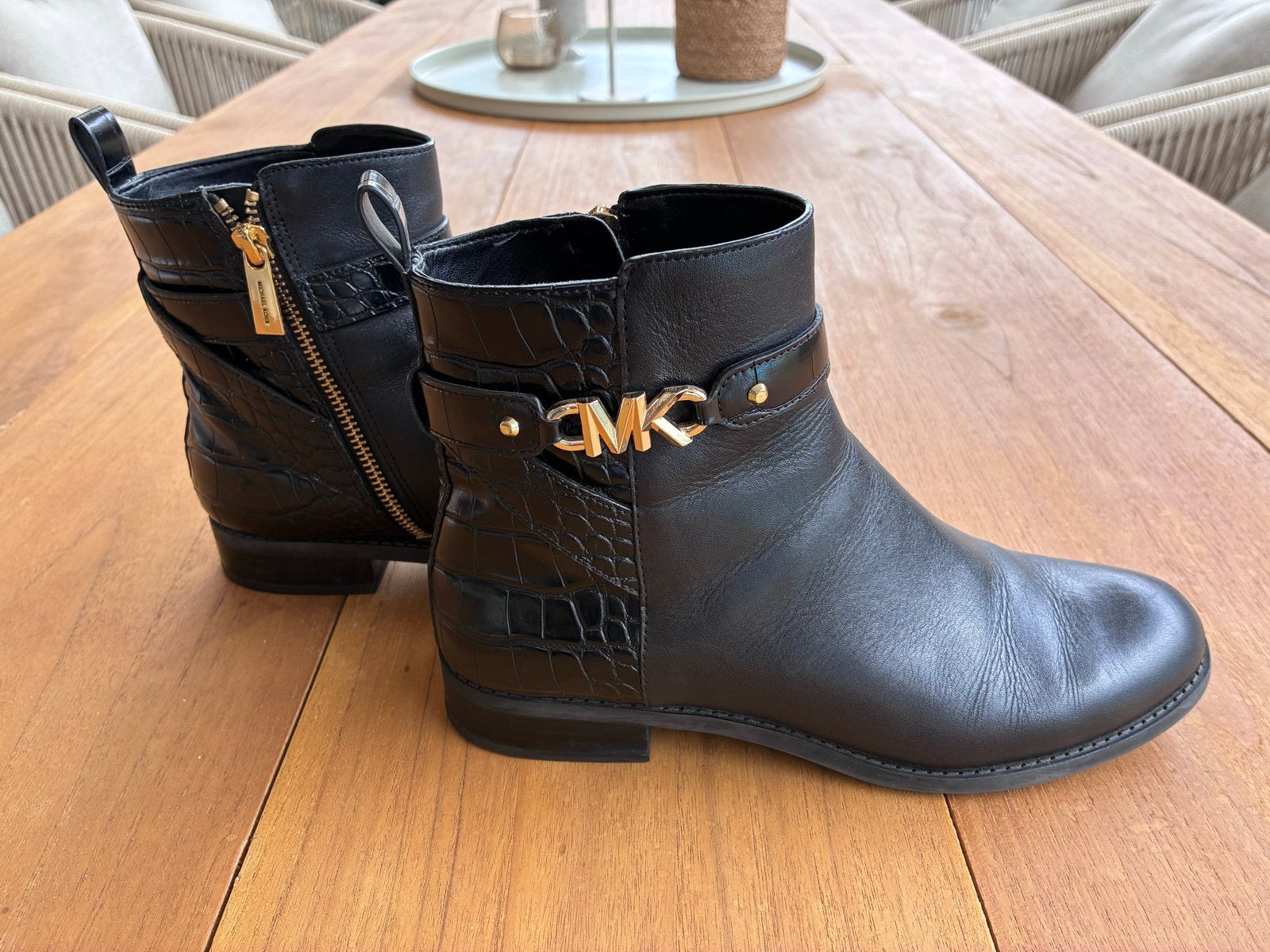Michael Kors zwarte enkellaarzen met gouden details, Kleding | Dames, Schoenen, Ophalen of Verzenden, Zo goed als nieuw, Zwart