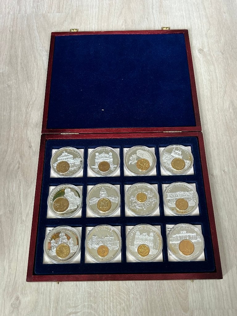 Europese penningen in verzamel doos, Postzegels en Munten, Penningen en Medailles, Ophalen of Verzenden, Overige materialen