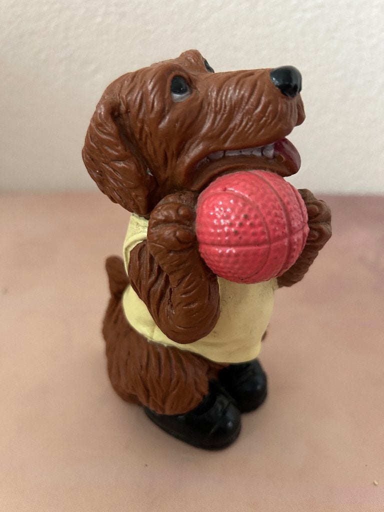 Vintage speelfiguur hond met basketbal en shirt 23, Ophalen of Verzenden