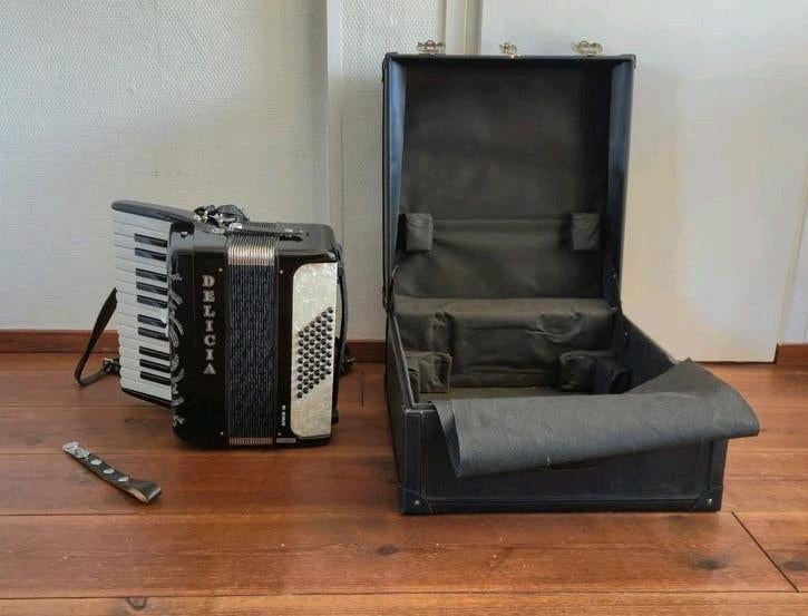 + koffer - Delicia Junior 26 Accordeon - Zo goed als nieuw, Muziek en Instrumenten, Accordeons, Ophalen, Overige formaten, Toetsaccordeon