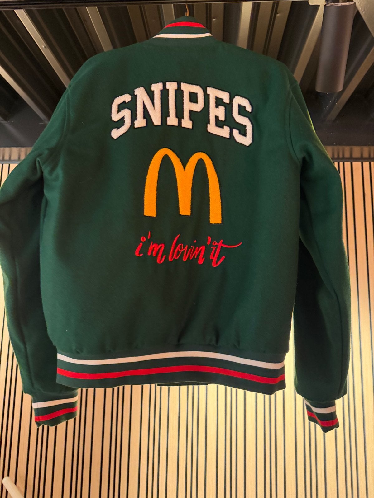 Nieuwe Snipes X McDonalds bomberjack - Maat L, Kleding | Heren, Ophalen of Verzenden, Nieuw, Maat 52/54 (L), Groen