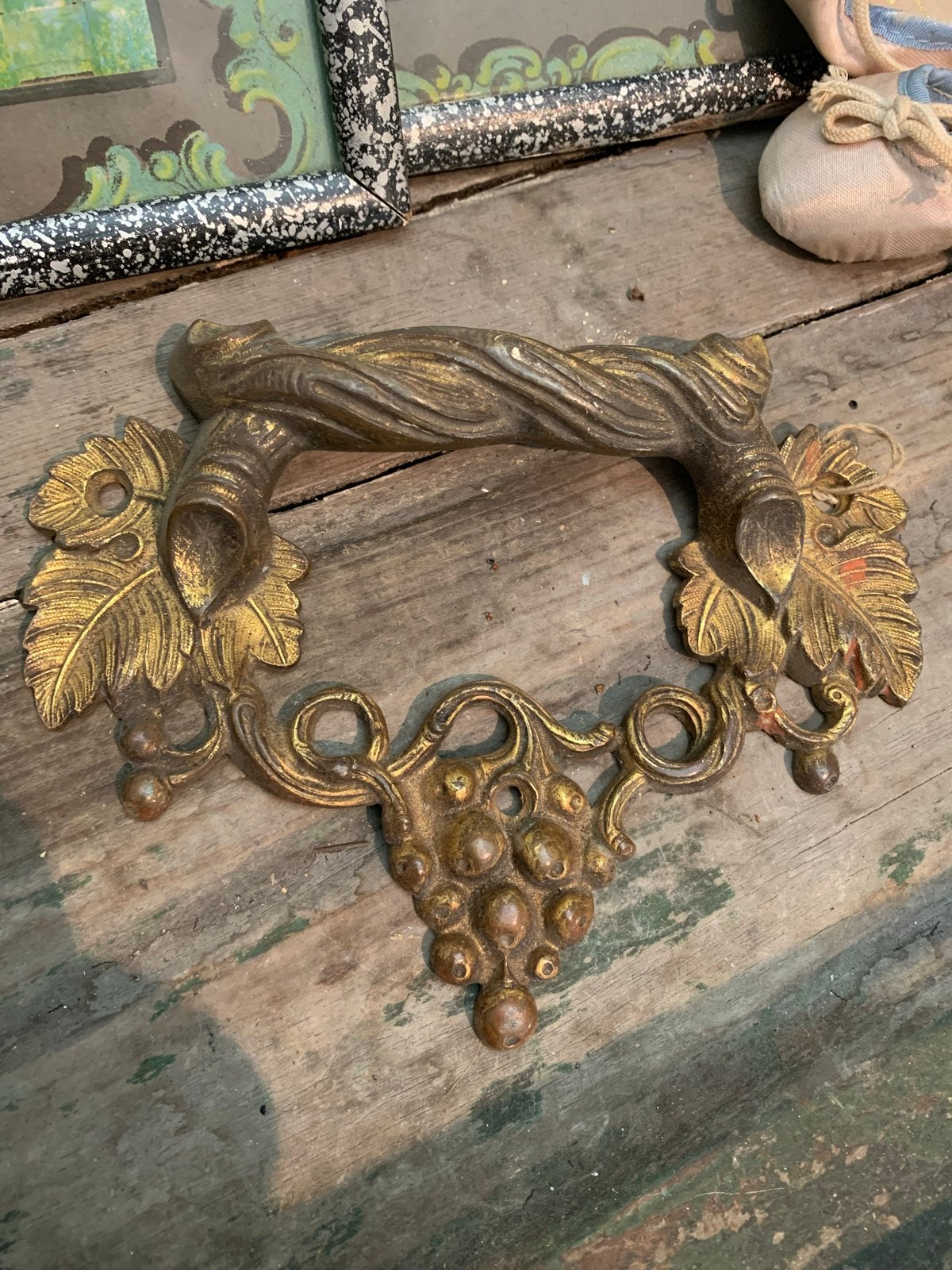 Antiek bronzen ornament met druiven en bladeren, Ophalen of Verzenden