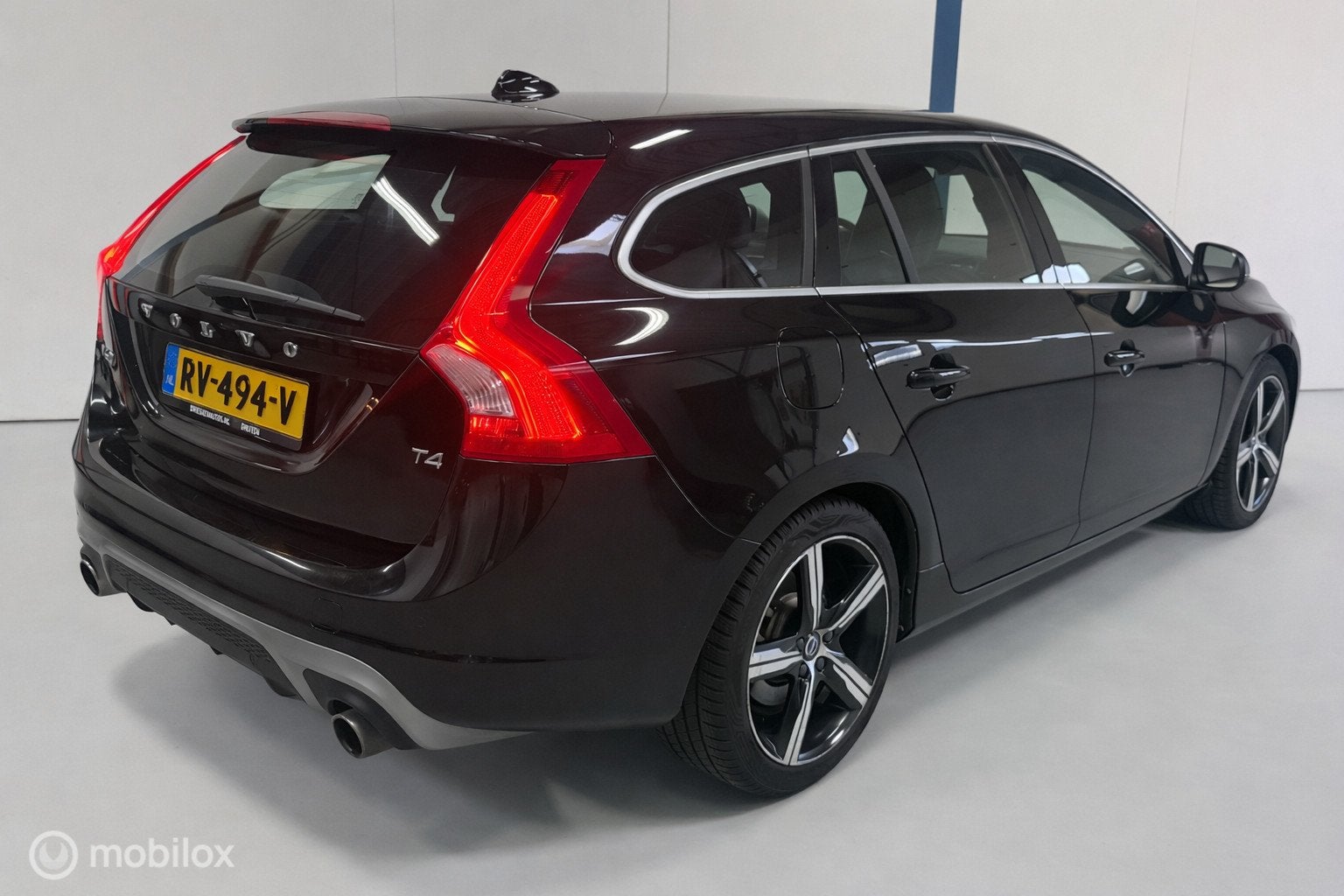 Volvo V60 2.0 T4 Sport AUTOMAAT / NL-AUTO / NAVI, Auto's, Volvo, Gebruikt, Euro 6, 1969 cc, Zwart