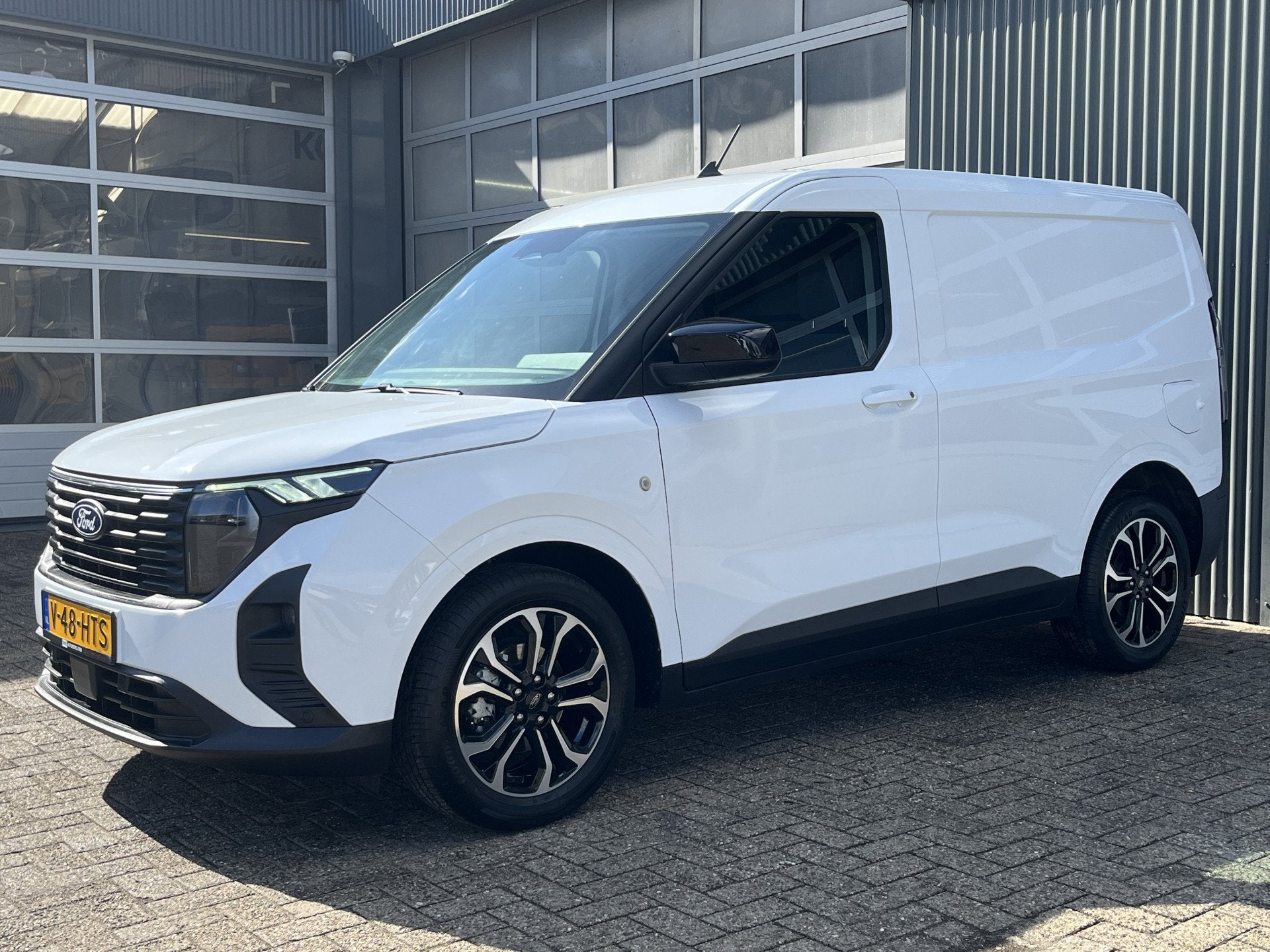 Ford Transit Courier 1.0 EcoBoost Limited Benzine Automaat A, Auto's, Gebruikt, Multifunctioneel stuurwiel, Wit, Bedrijf