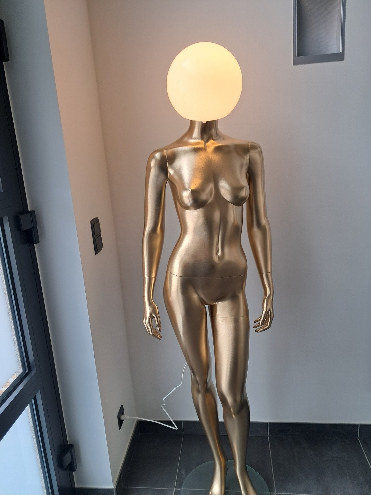 Gouden etalagepop met lamp - Unieke decoratie, Kunststof, Ophalen of Verzenden, Zo goed als nieuw, Goud