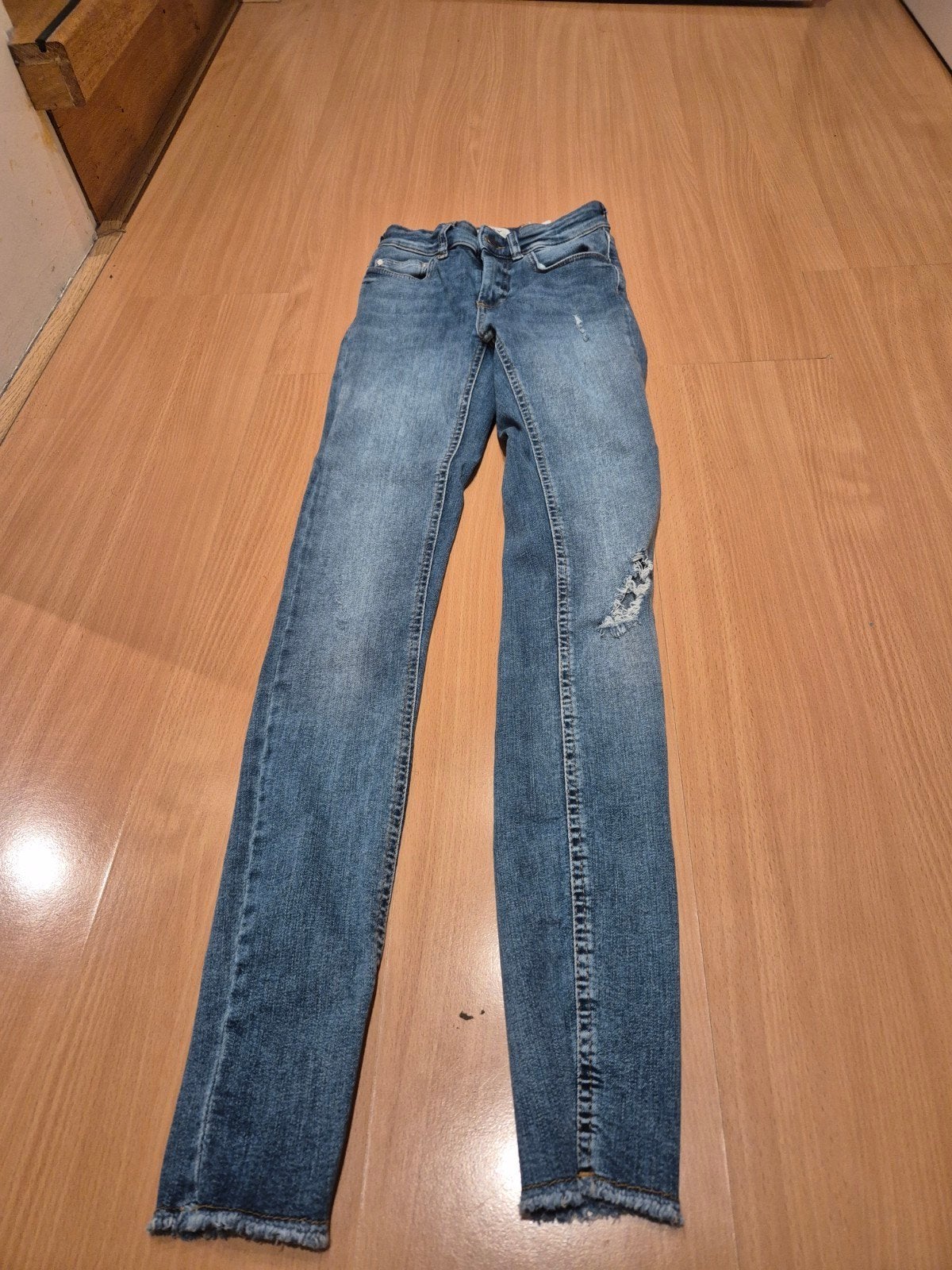 Only Style Skinny Jeans Ripped Knie & Fray Hem - XS, Kleding | Dames, Only, Blauw, Ophalen of Verzenden, Zo goed als nieuw