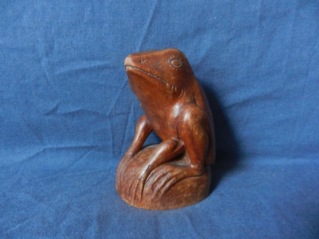 Houten sculptuur Zittende kikker Indonesie Bali h. 10,3 cm., Antiek en Kunst, Overige onderwerpen, Minder dan 20 cm, Ophalen of Verzenden