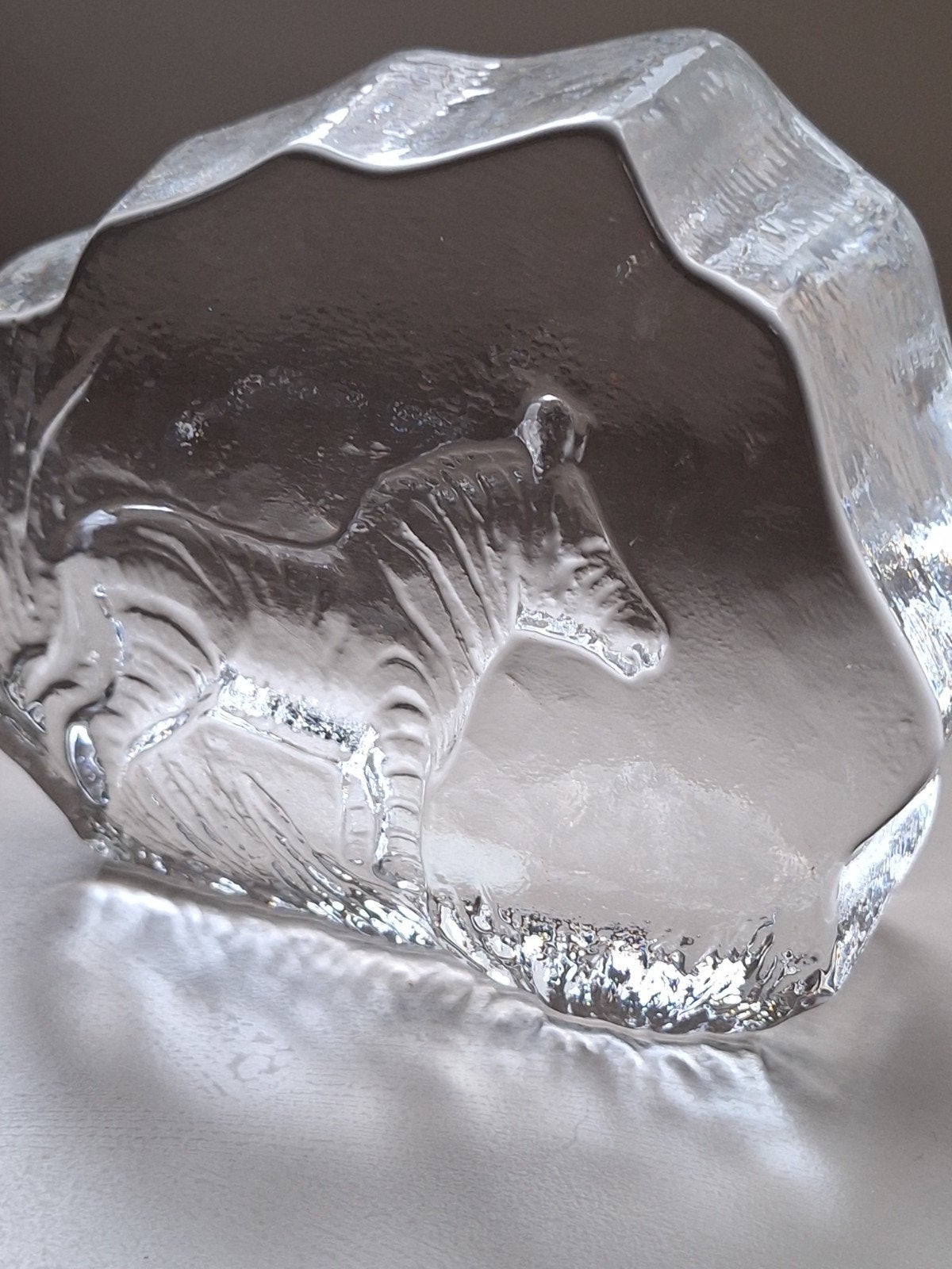Bertil Vallien-Kosta Boda-Zebra Glasobject-gelabeld, Ophalen of Verzenden, Object, Meerkleurig, Glas