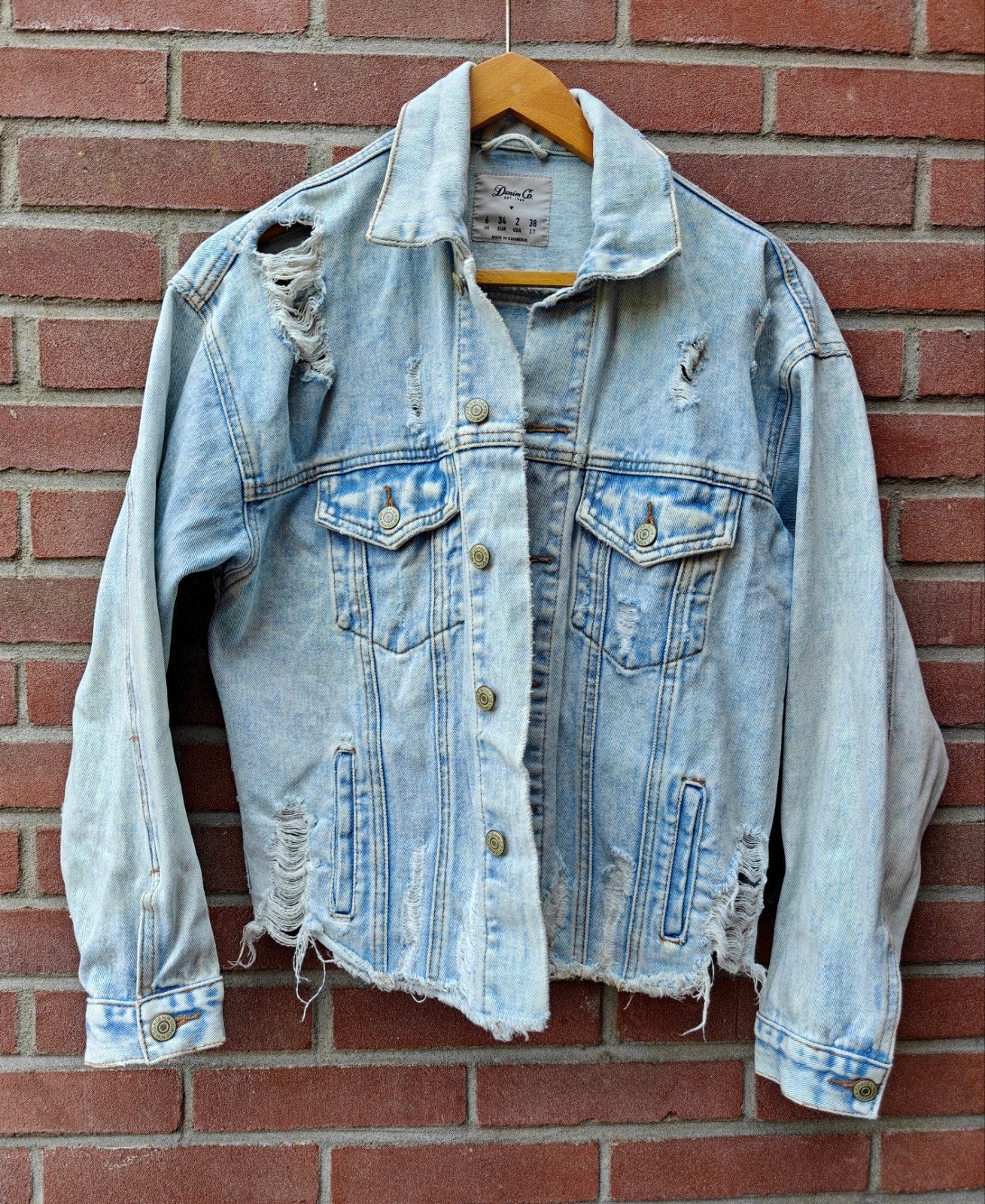 Ripped denim jacket maat 34 (XS) - als nieuw!, Kleding | Dames, Blauw, Ophalen of Verzenden, Zo goed als nieuw, Maat 34 (XS) of kleiner