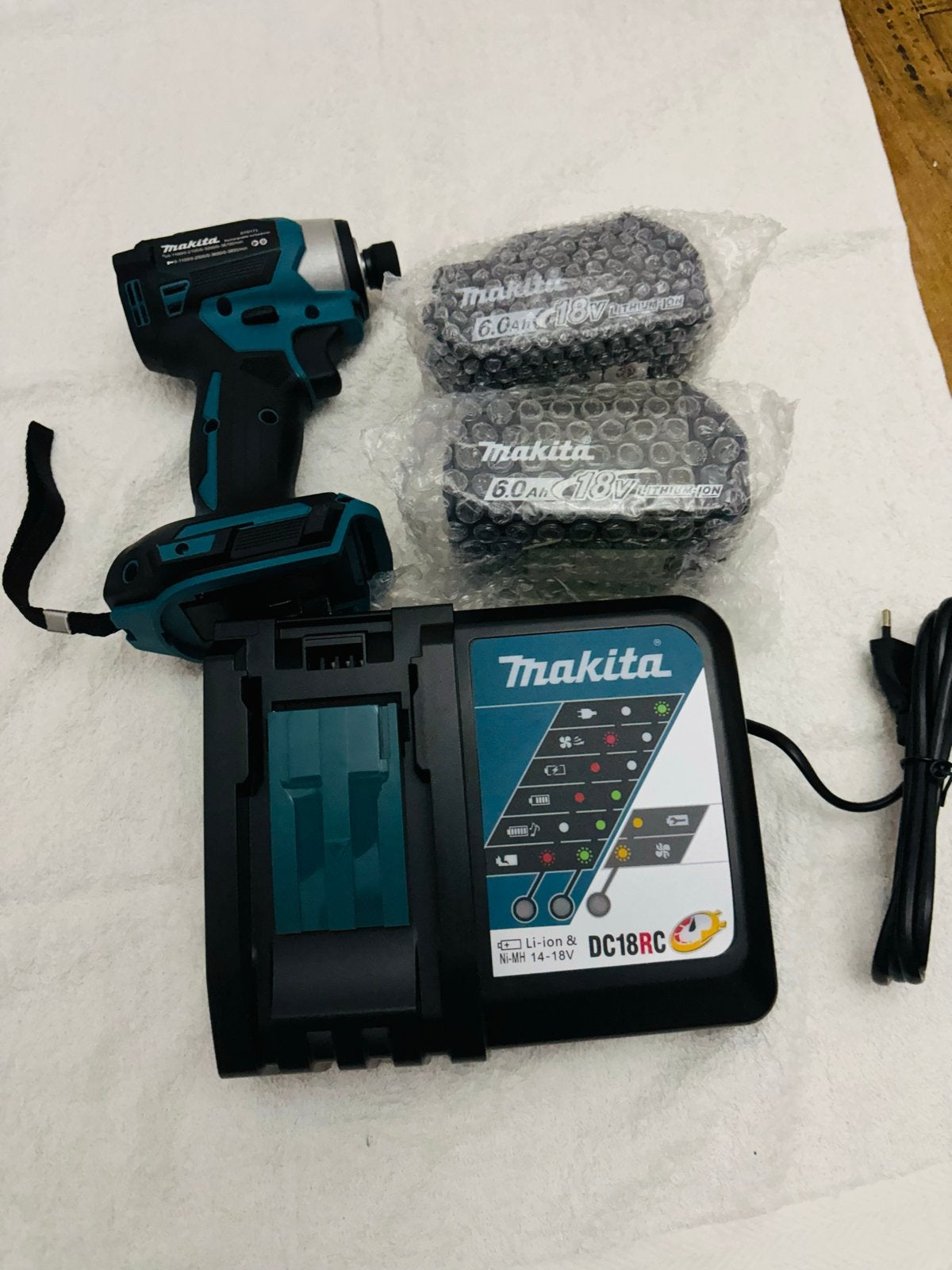 Nieuwe Makita DTD173 Accu-slagschroevendraaier Set, Ophalen of Verzenden, Nieuw, Boor- en Schroefmachine