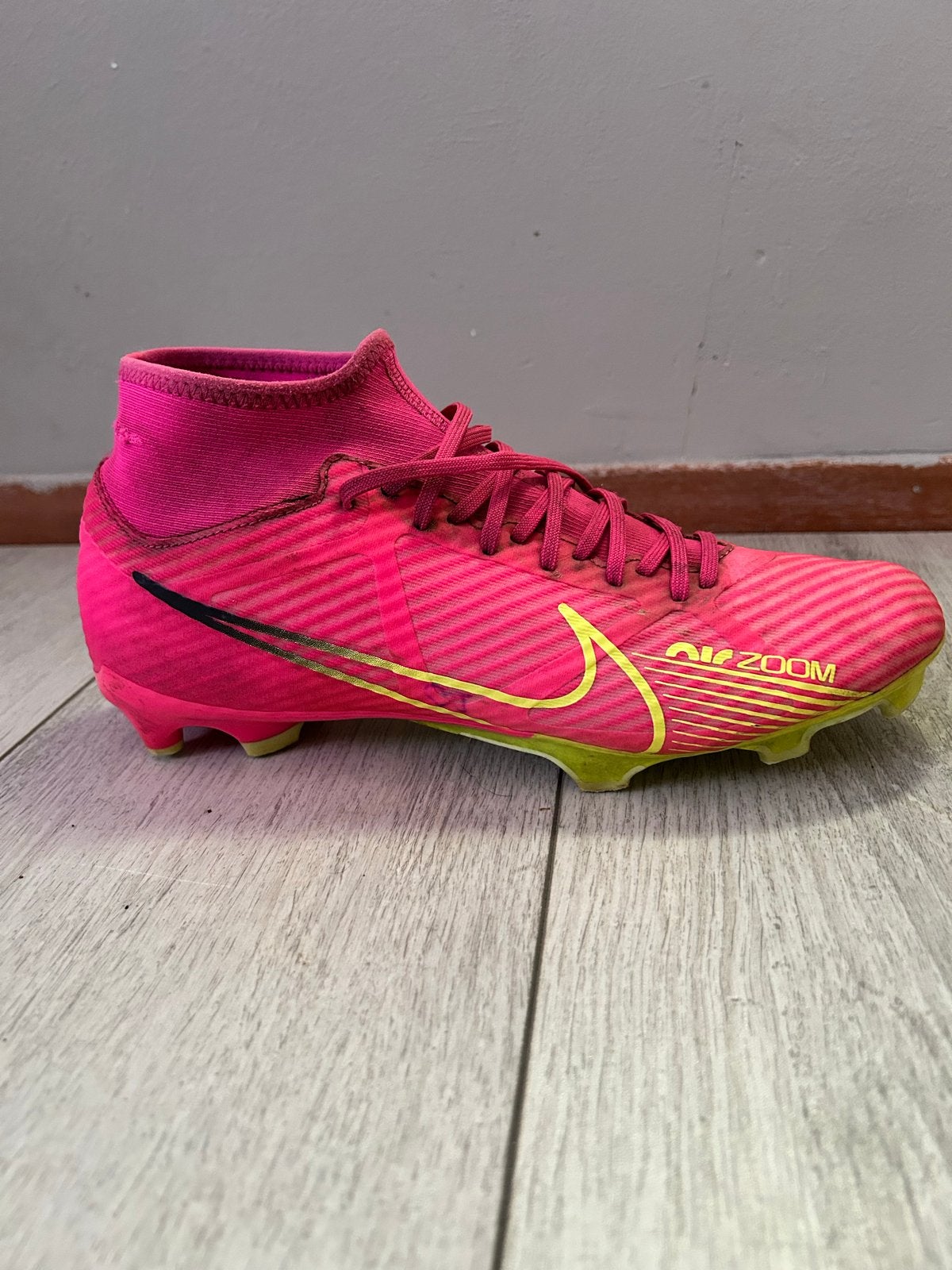 Nike Mercurial Voetbalschoenen - Roze/Geel maat 41/42, Maat XS of kleiner, Ophalen of Verzenden, Zo goed als nieuw, Schoenen