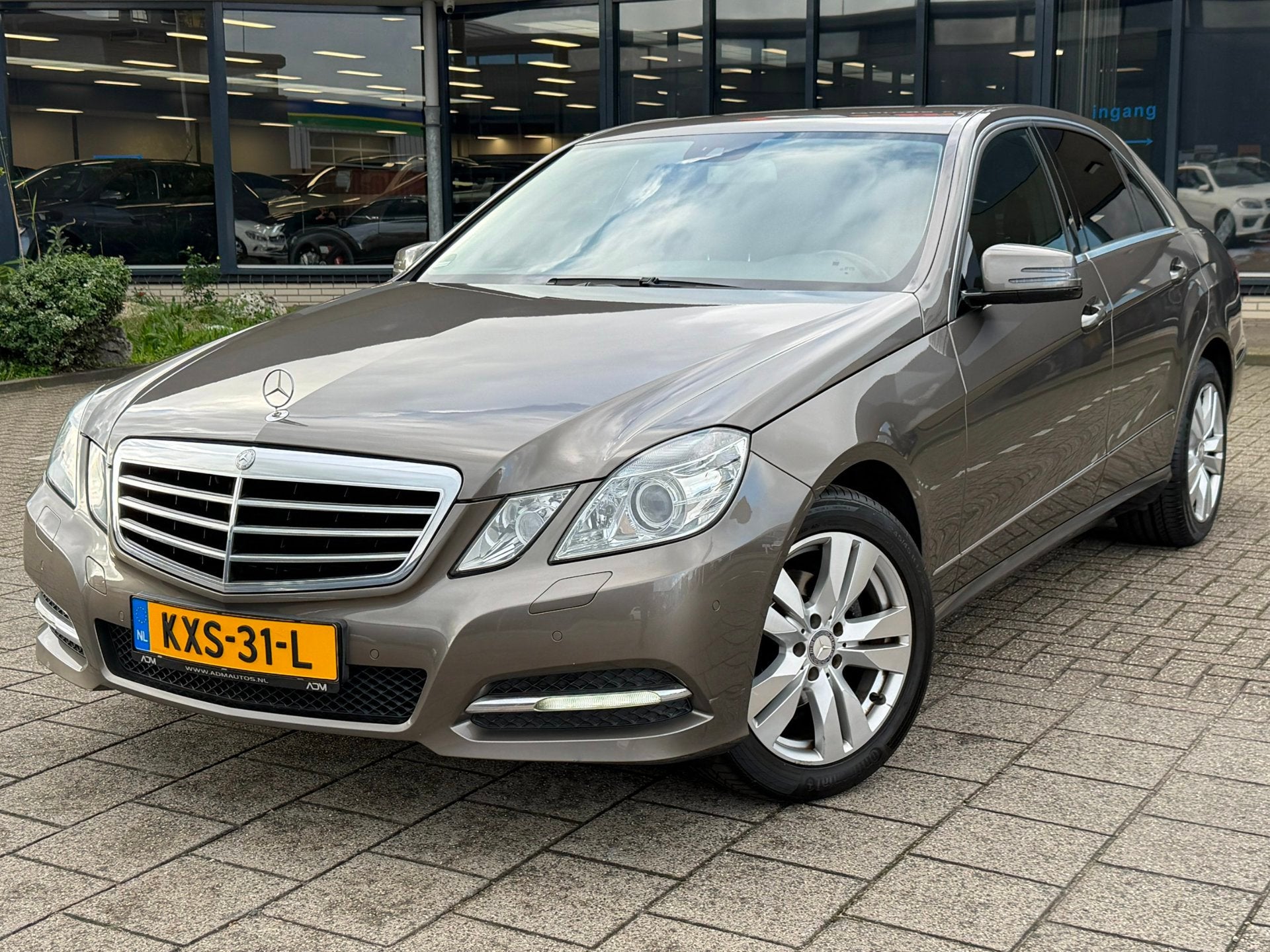 Mercedes-Benz E-klasse 200 CGI Avantgarde, Auto's, Euro 5, Achterwielaandrijving, Gebruikt, Zwart