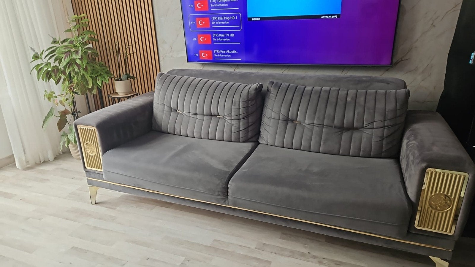 2x Moderne grijze driezitsbank met gouden accenten, Ophalen, Driepersoons, 75 tot 100 cm, Zo goed als nieuw