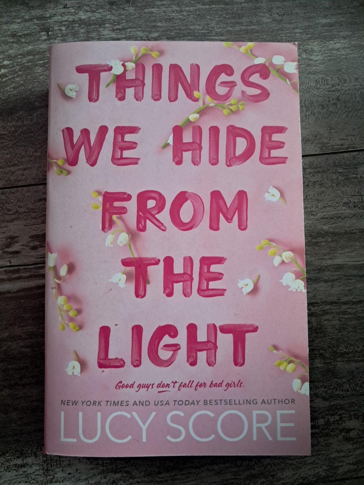Things We Hide From The Light - Lucy Score, Ophalen of Verzenden, Zo goed als nieuw, Lucy Score, Amerika