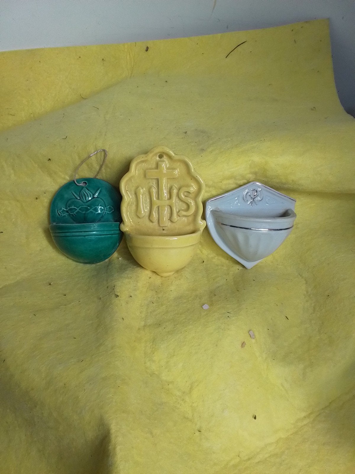 15713) 3 wijwater bakjes, Ophalen of Verzenden