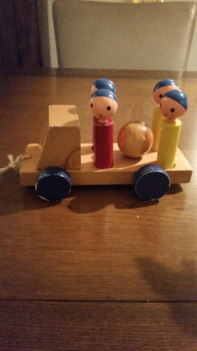 Houten trekauto met 4 poppetjes, blokkenkar, Kinderen en Baby's, Speelgoed | Houten speelgoed, Ophalen of Verzenden, Zo goed als nieuw