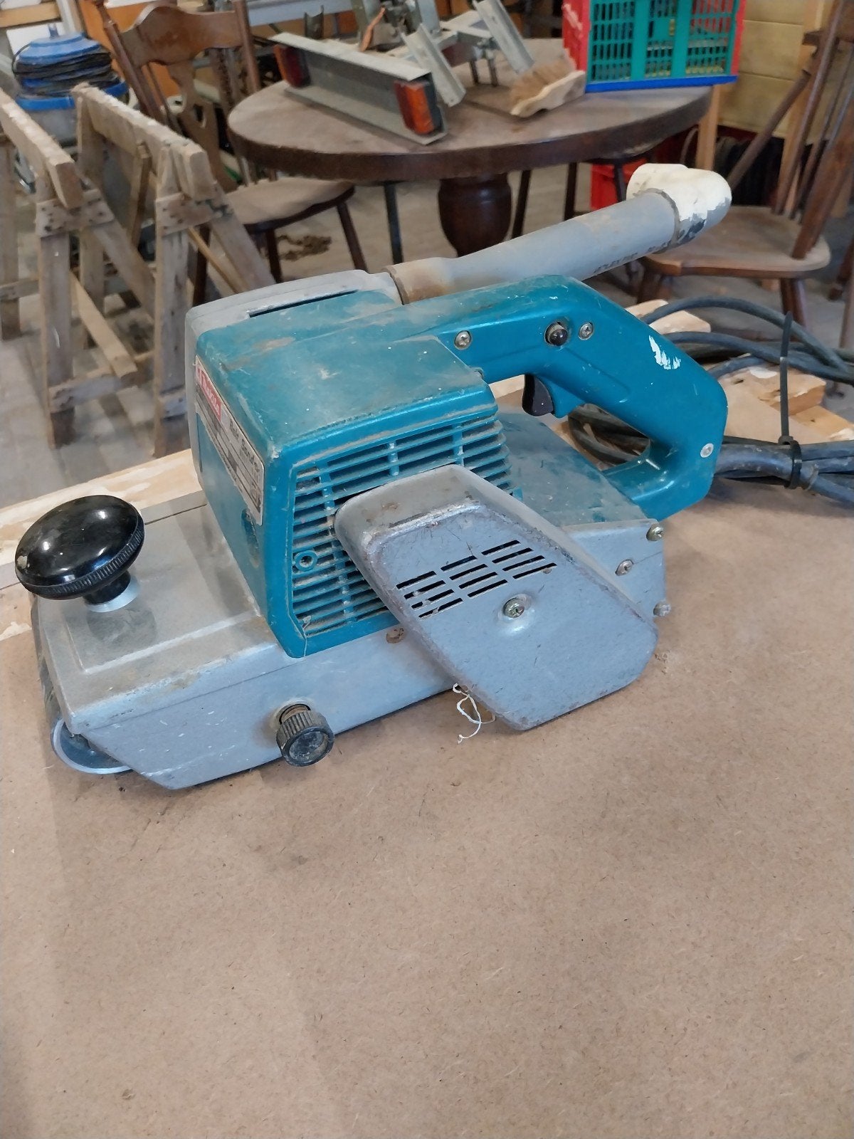 Makita schuurmachine 940 watt, Doe-het-zelf en Verbouw, Ophalen, Gebruikt, 600 tot 1200 watt, Bandschuurmachine