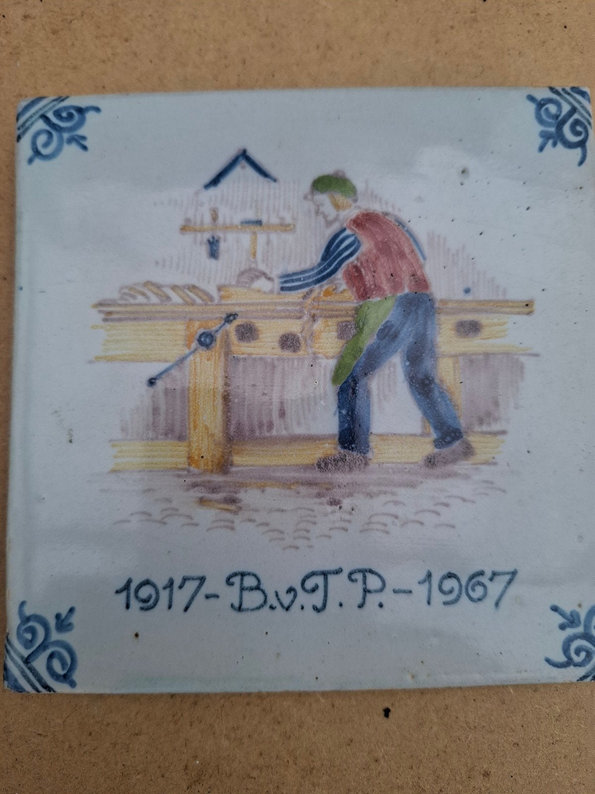 Tichelaar Makkum tegel 'Timmerman' 1917-1967, Ophalen of Verzenden