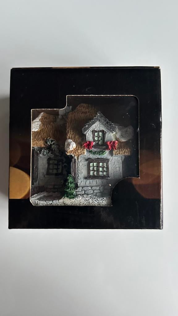Kerst huisje, met verlichting, kleine beschadiging, Ophalen of Verzenden, Gebruikt