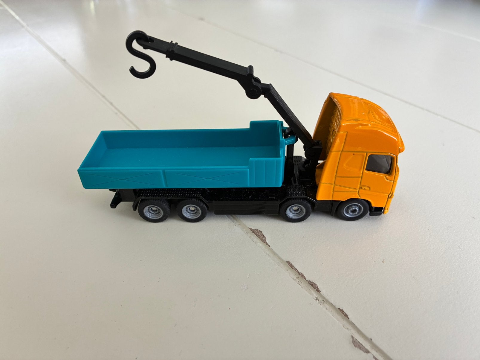 Siku Volvo FH met container en kraan, Ophalen of Verzenden, Zo goed als nieuw, Bus of Vrachtwagen