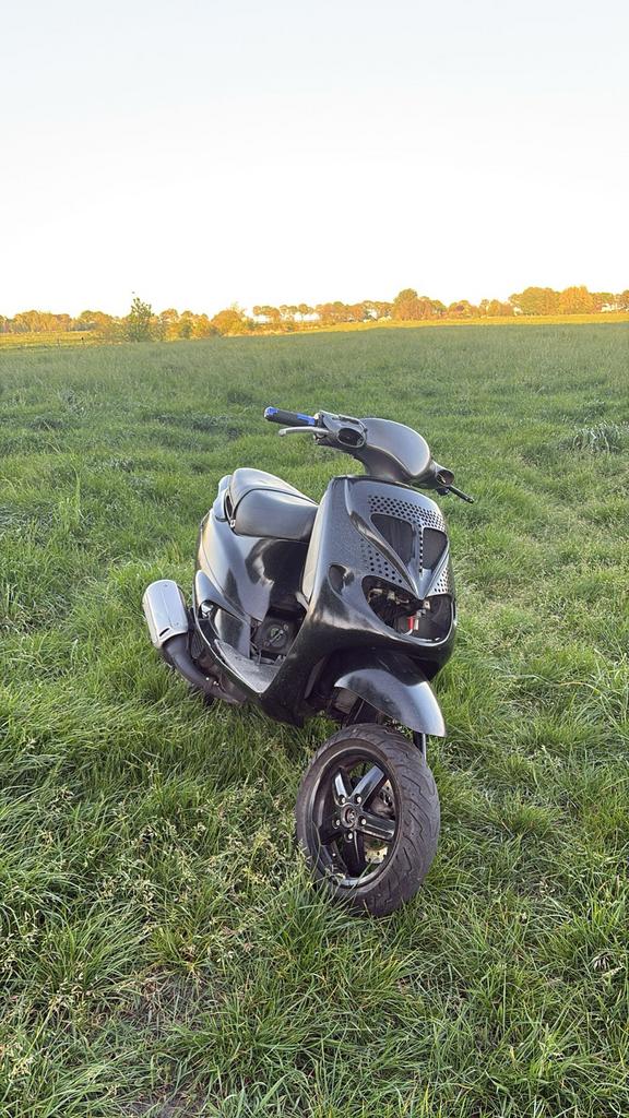 Piaggio 125/180 uitlaat sm06 B-1096 aprilia, Fietsen en Brommers, Brommeronderdelen | Scooters, Zo goed als nieuw, Piaggio, Uitlaat