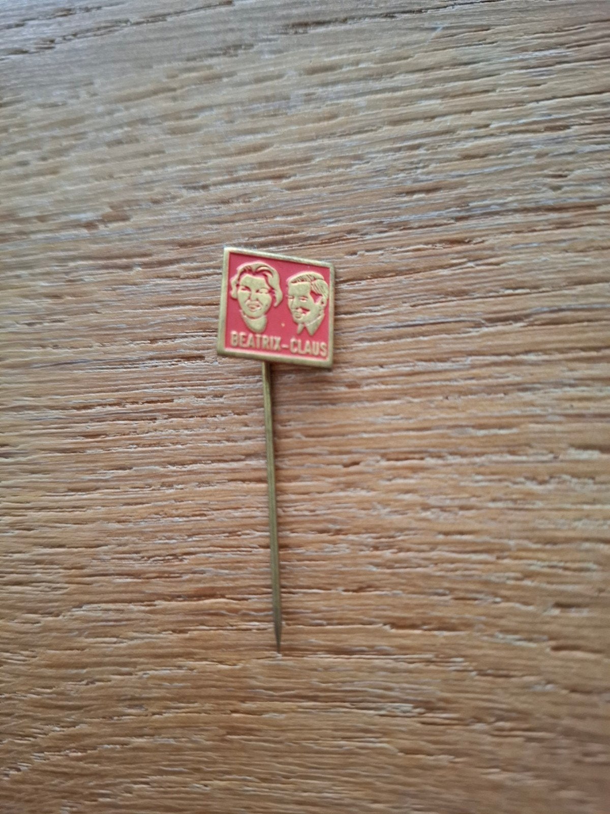 Vintage speldje pin prikker Beatrix en Claus Koningshuis, Ophalen of Verzenden, Overige onderwerpen