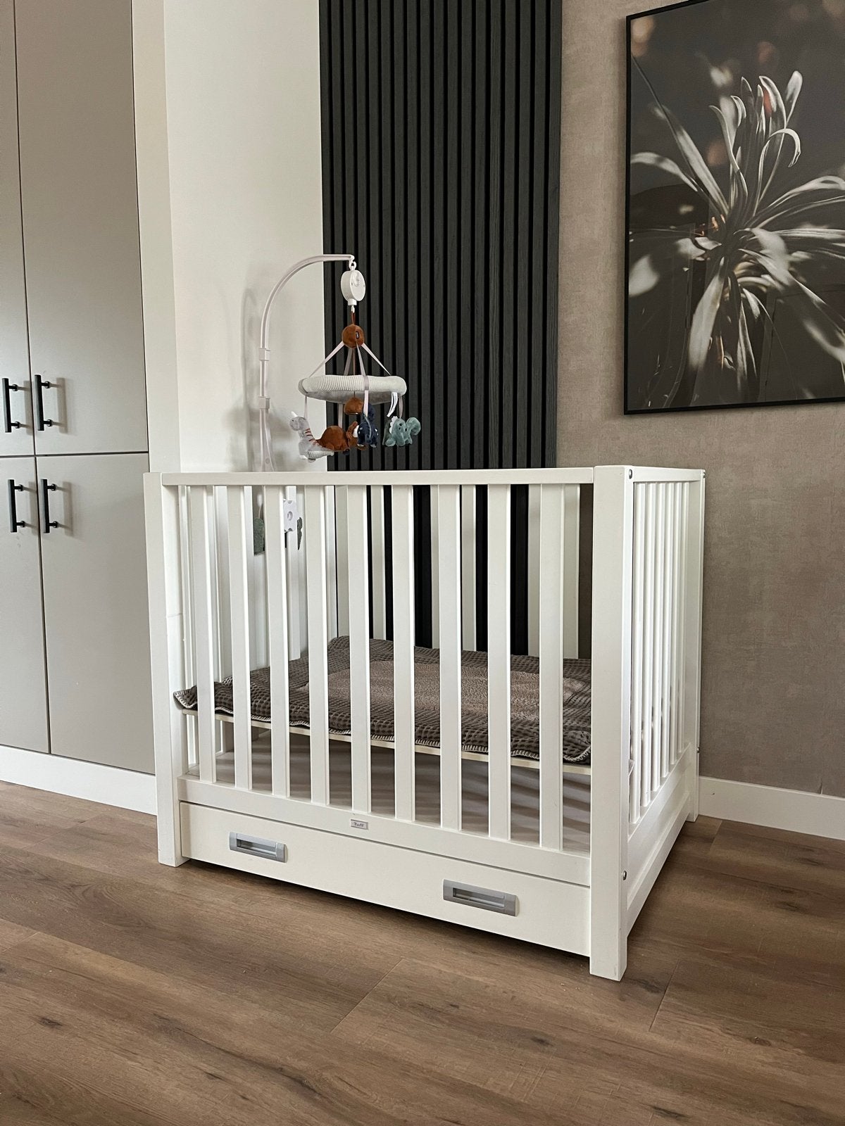 TWF Box met lade, 100x80x85 cm, incl. boxkleden en mobiel, Ophalen, Gebruikt, Rechthoekig, Boxkleed