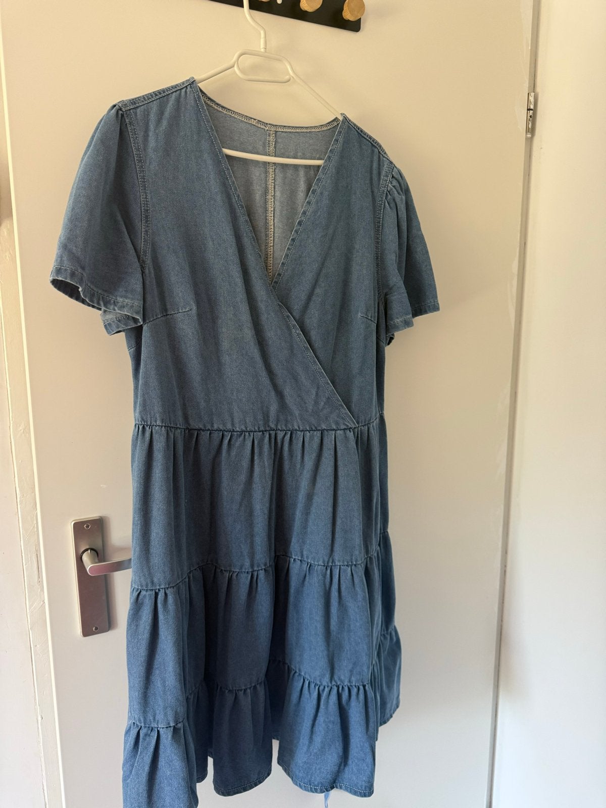 Denim Jurk met Ruches en V-hals, Kleding | Dames, Jurken, Blauw, Maat 42/44 (L), Ophalen of Verzenden, Zo goed als nieuw