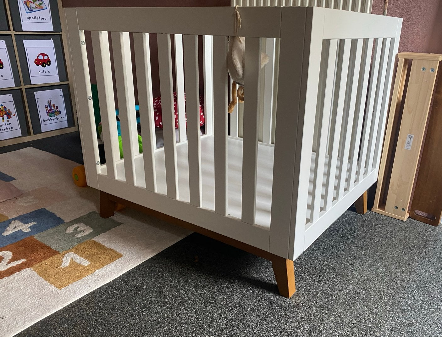 Happy baby box met houten poten, Kinderen en Baby's, Boxen, Ophalen, Zo goed als nieuw
