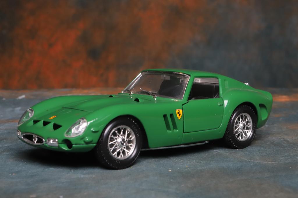 modelauto 1:24. Ferrari 250 GTO. Groen, Ophalen of Verzenden, Zo goed als nieuw, Auto, Bburago