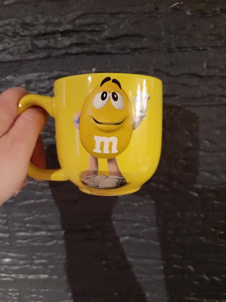 M&M's Dromer mok - Geel met M&M's karakter, Ophalen of Verzenden, Gebruikt, Gebruiksvoorwerp
