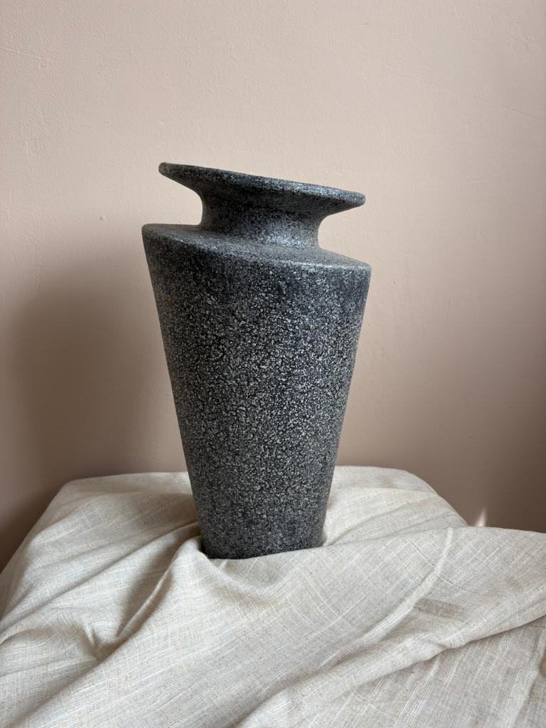 Preloved Asymmetrische ceramic zwart gespikkelde vaas, Zwart, Aardewerk of Porselein, Ophalen of Verzenden, Zo goed als nieuw