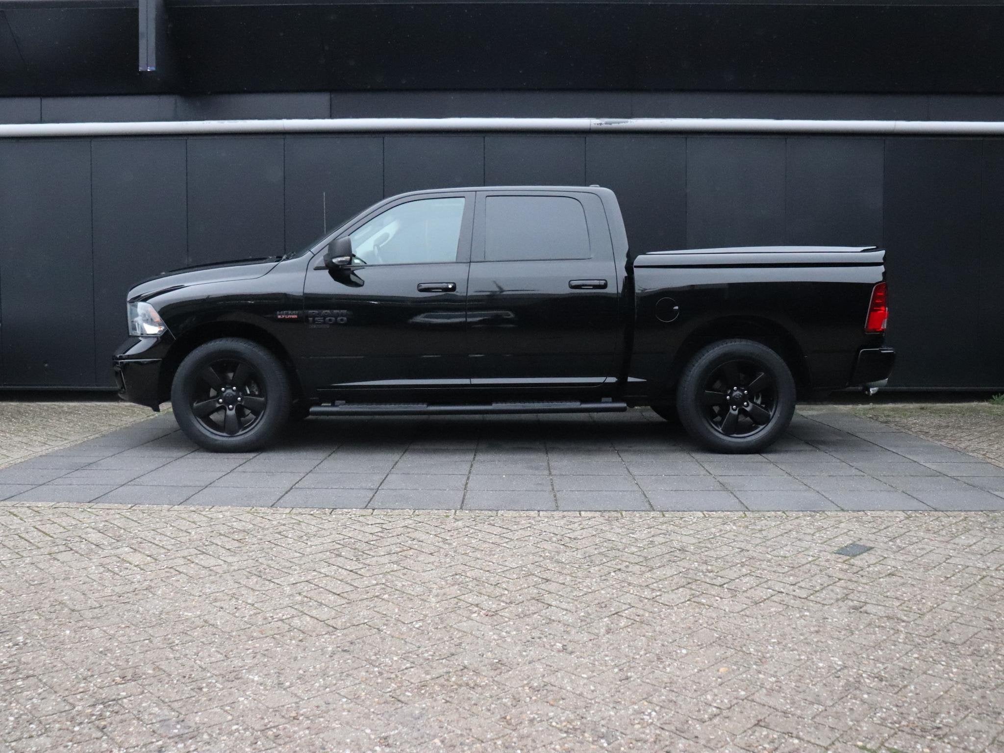 Dodge Ram 1500 5.7 V8 4x4 Crew Cab Classic | LEDER | SCHUIFD, Auto's, Automaat, Gebruikt, 5654 cc, Zwart