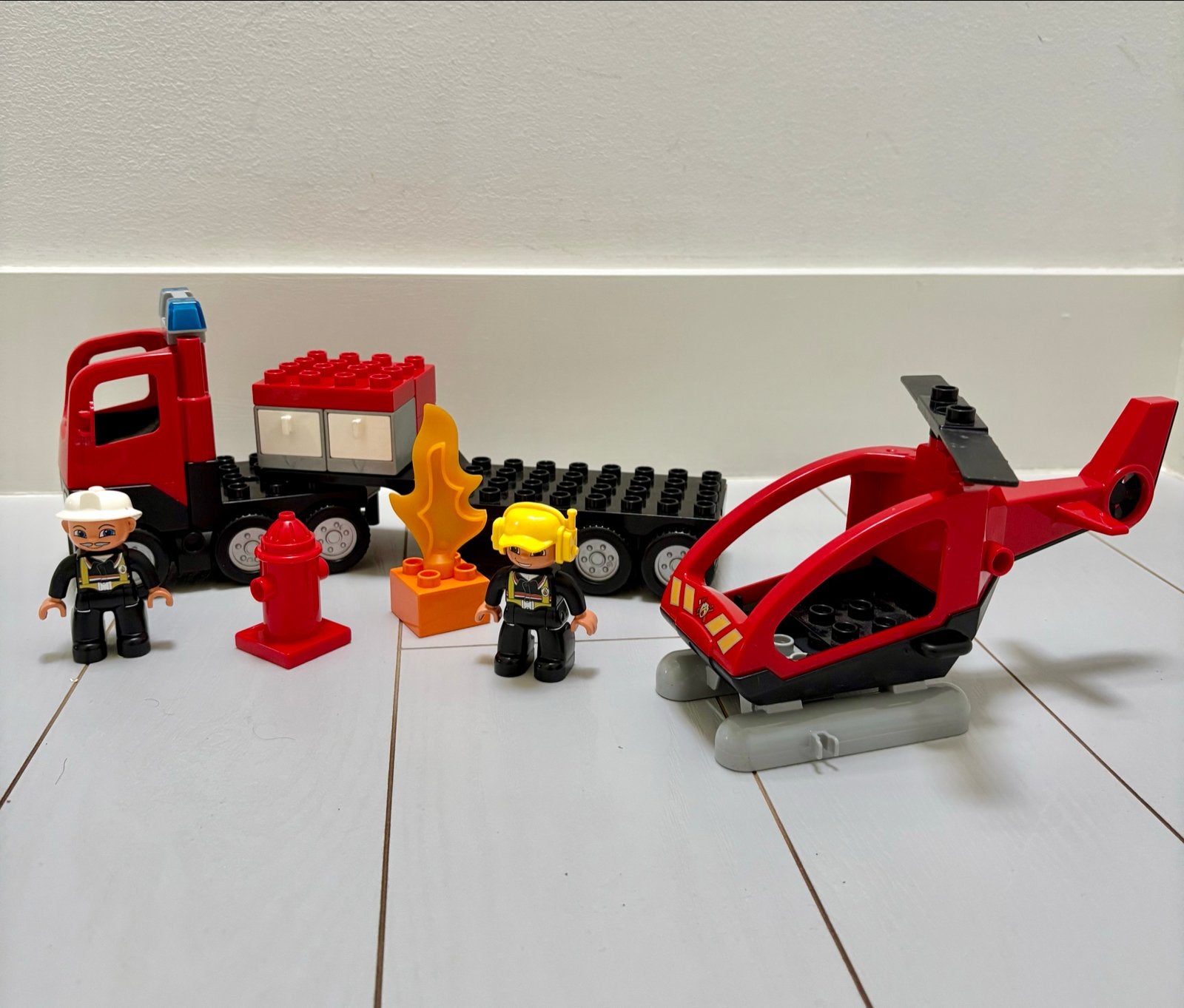 Duplo Brandweer met Helicopter op Oplegger, Inclusief minifiguren, Gebruikt, Overige thema's, Ophalen of Verzenden
