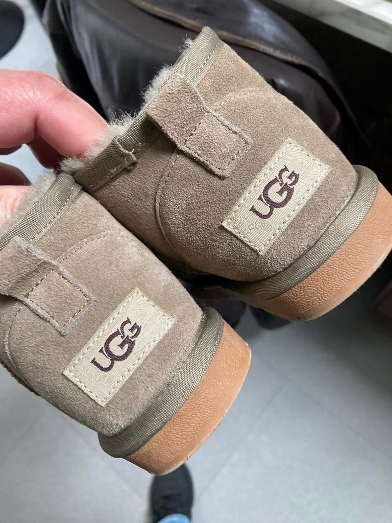 Nieuwe ongedragen Uggs, maat 33, half hoog, maat 33, Kinderen en Baby's, Kinderkleding | Schoenen en Sokken, Ophalen of Verzenden