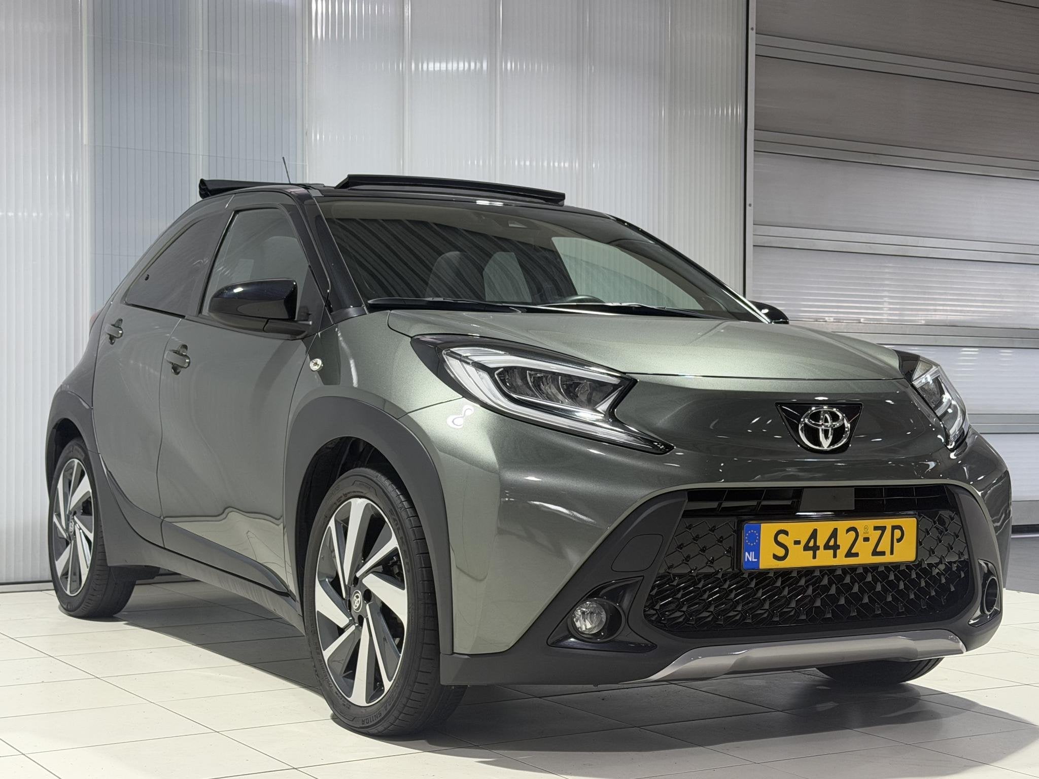Toyota Aygo X 1.0 VVT-i MT Envy Elektrisch Vouwdak, JBL Gelu, Auto's, Toyota, Gebruikt, 4 stoelen, Leder en Stof, Origineel Nederlands